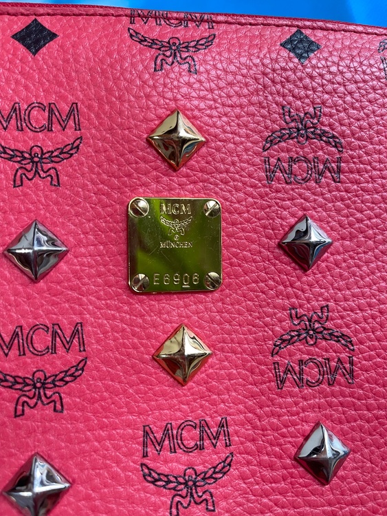 MCM ヴィセトス スタッズ リストレット クラッチバッグ（ブランドバッグ）の商品画像 - 査定依頼日：2026年4月29日