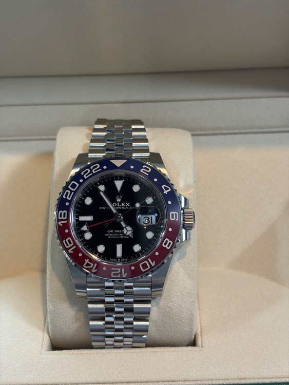ロレックス GMTマスター 126710blrn（高級時計）の商品画像 - 査定依頼日：2026年3月29日 - 最高査定価格：3,750,000円