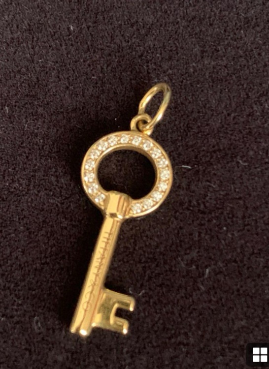 ティファニー.鍵型チャーム.モダン キー オープン ラウンド（金・貴金属）の商品画像 - 査定依頼日：2025年7月8日 - 最高査定価格：85,000円