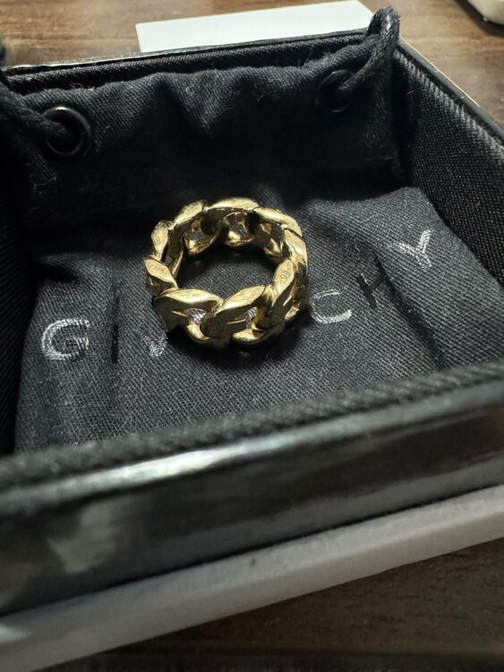 ジバンシィ  （ブランドバッグ）の商品画像 - 査定依頼日：2025年1月5日 - 最高査定価格：30,000円