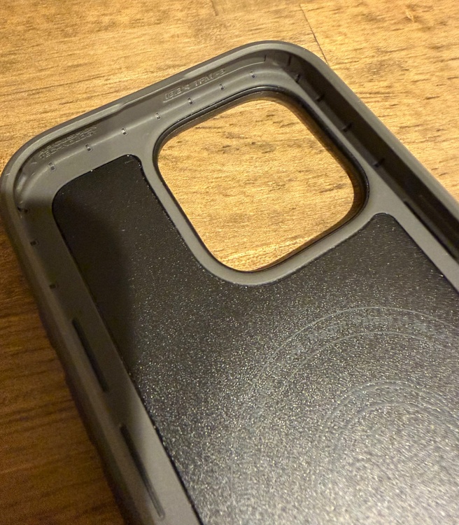 Spigen シュピゲン iPhone 16 Pro用 ケース（スマホ）の商品画像 - 査定依頼日：2026年5月2日 - 最高査定価格：91,000円