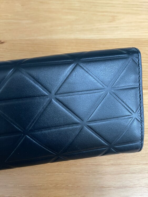 トライアングルモチーフラージレザーウォレット（ブランド財布・小物）の商品画像 - 査定依頼日：2025年4月27日 - 最高査定価格：25,000円