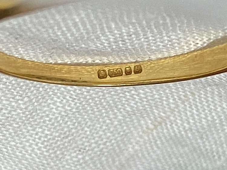 イギリスのアンティークリング　18金　サファイヤ　重さは2.2g 18金、サファ（金・貴金属）の商品画像 - 査定依頼日：2023年10月4日 - 最高査定価格：16,000円