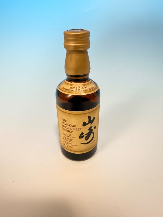 ヘネシーVSOP２本(一つは箱あり)、ジョニーウォーカーブルーラベル(箱未開封)、サントリーVSOP、小瓶でサントリー響、山崎、ROYAL、Cristal head VODKA(箱あり)他、計12本（お酒）の商品画像 - 査定依頼日：2026年10月6日 - 最高査定価格：31,100円