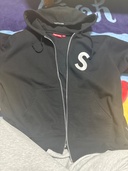Supreme S Logo Zip Up Hooded Sweatshirt （スマホ）の商品画像 - 査定依頼日：2026年1月30日 - 最高査定価格：108,000円