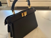 ミニのFENDIピーカブー（ブランドバッグ）の商品画像 - 査定依頼日：2026年2月15日 - 最高査定価格：230,000円