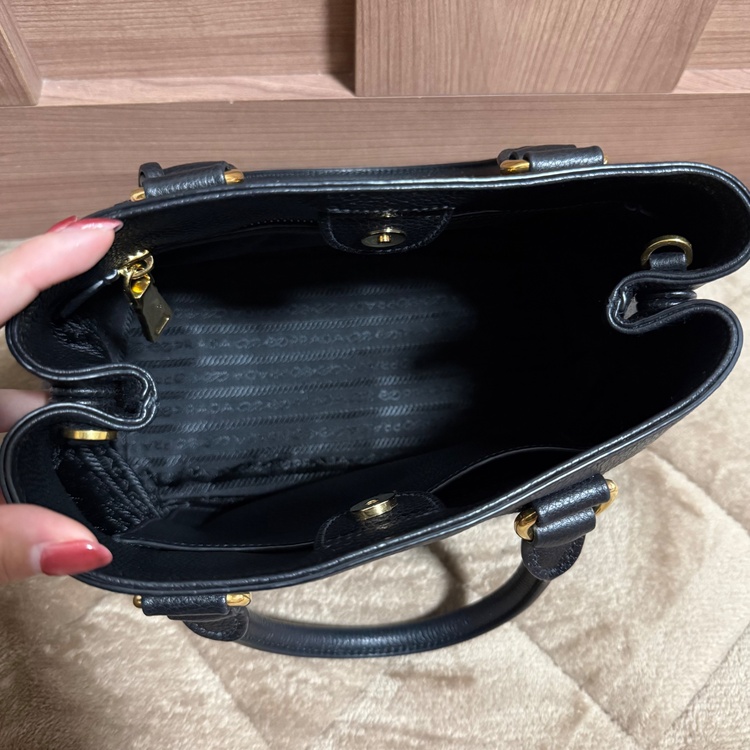 型番：1BA411 素材：VITELLO PHENIX（ヴィッテロ・フェニックス） カラー：NERO（ブラック） サイズ表記：TU 商品コード：1BA411 2EBK F0002（ブランドバッグ）の商品画像 - 査定依頼日：2026年9月27日 - 最高査定価格：100,000円