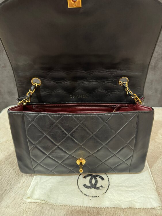 ダイアナフラップ（ブランドバッグ）の商品画像 - 査定依頼日：2025年3月29日 - 最高査定価格：300,000円