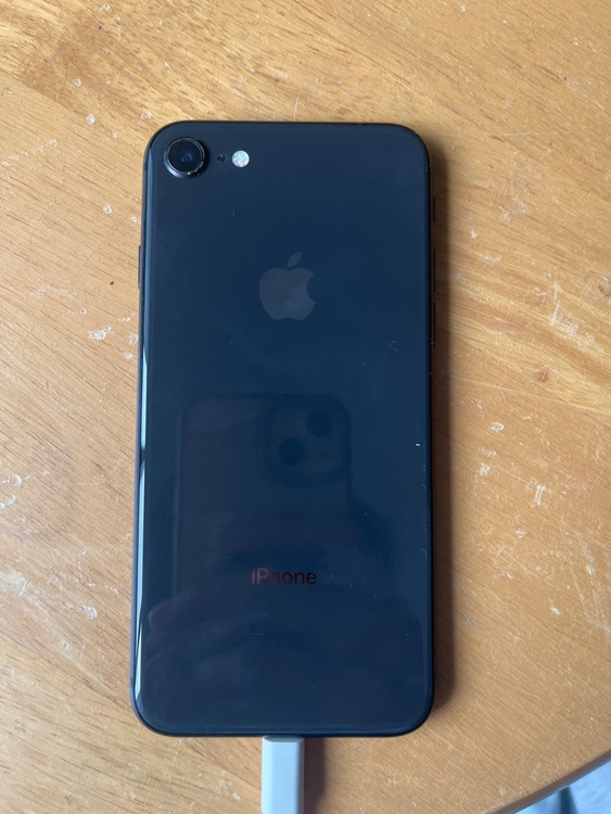 iPhone8 64GB docomo（スマホ）の商品画像 - 査定依頼日：2026年4月5日 - 最高査定価格：2,000円