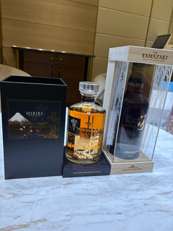 山崎18年　空港限定　意匠ボトル（お酒）の商品画像 - 査定依頼日：2025年5月23日 - 最高査定価格：182,000円