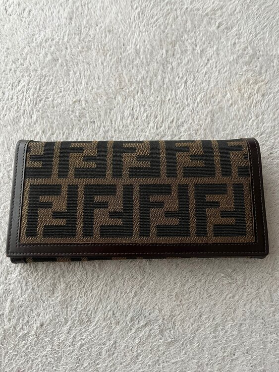 フェンディ  （ブランドバッグ）の商品画像 - 査定依頼日：2025年3月31日 - 最高査定価格：10,000円