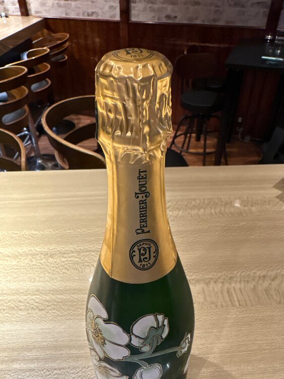 シャンパン ペリエ・ジュエ （お酒）の商品画像 - 査定依頼日：2025年4月30日 - 最高査定価格：17,000円