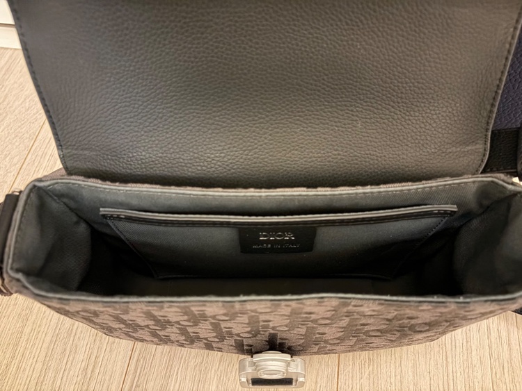 ディオール　オブリーク サドル フラップ メッセンジャーバッグ　スモール　黒　ジ（ブランドバッグ）の商品画像 - 査定依頼日：2026年1月9日 - 最高査定価格：160,000円