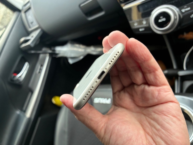 iPhone SE (第 2 世代) 256GB docomo（スマホ）の商品画像 - 査定依頼日：2026年3月26日 - 最高査定価格：18,000円