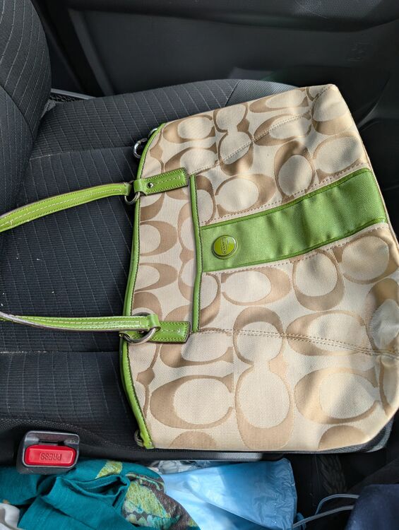  COACH コーチ キャンバス レザー ロゴ グリーン 2way （ブランドバッグ）の商品画像 - 査定依頼日：2025年9月19日 - 最高査定価格：3,000円