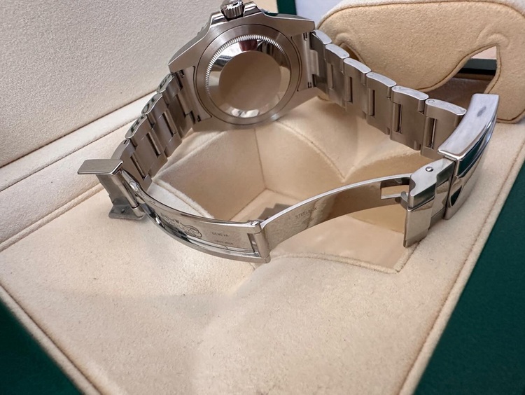 ロレックス GMTマスター 116710lm（高級時計）の商品画像 - 査定依頼日：2025年7月17日 - 最高査定価格：1,780,000円