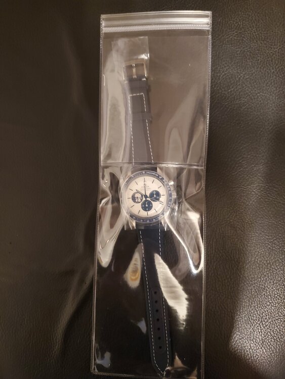 スピードマスター “シルバー スヌーピー アワード” 50周年記念 Ref：31（高級時計）の商品画像 - 査定依頼日：2026年1月31日 - 最高査定価格：2,150,000円