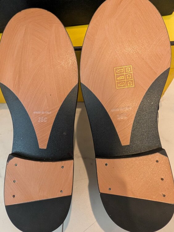 ローファー（古着・ファッション）の商品画像 - 査定依頼日：2025年12月14日 - 最高査定価格：100,000円