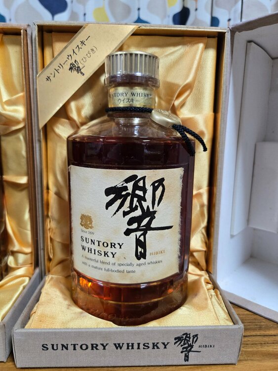 未開栓サントリー 響 金キャップ 裏ゴールドラベル 2本セット 最初期向獅子マーク/Since1899/響マーク 750ml 化粧箱・リボン完備（お酒）の商品画像 - 査定依頼日：2026年8月12日 - 最高査定価格：56,000円
