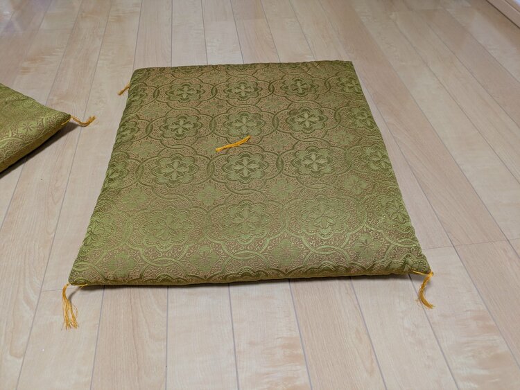 座布団（家具・寝具）の商品画像 - 査定依頼日：2026年1月1日 - 最高査定価格：3,000円