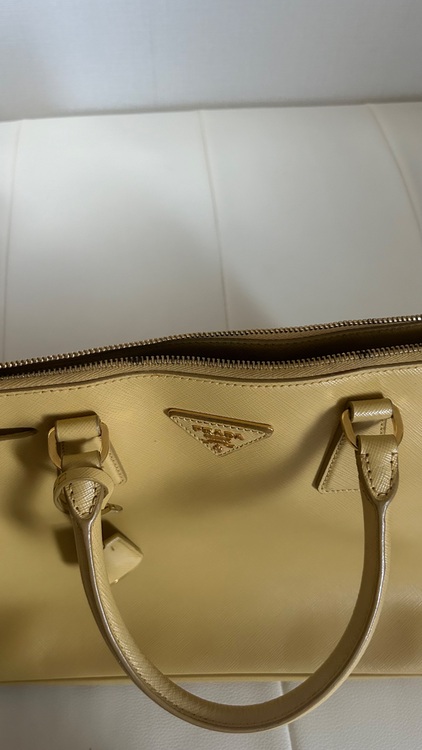 プラダ　トートバッグ　イエロー（ブランドバッグ）の商品画像 - 査定依頼日：2025年8月21日 - 最高査定価格：61,000円