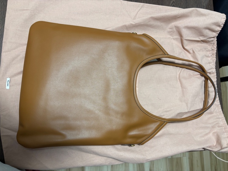 ミュウミュウ  （ブランドバッグ）の商品画像 - 査定依頼日：2025年12月24日 - 最高査定価格：210,000円