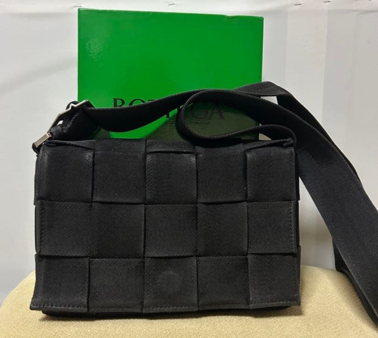 希少！ボッテガナイロンカセットバック黒（ブランドバッグ）の商品画像 - 査定依頼日：2026年1月28日 - 最高査定価格：85,000円