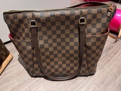 トータリー（ブランドバッグ）の商品画像 - 査定依頼日：2026年3月2日 - 最高査定価格：115,000円