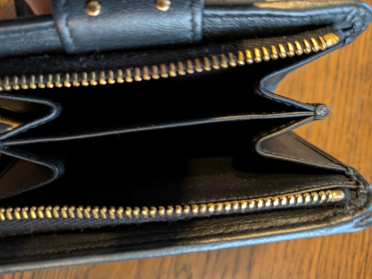 スタッズレザー二つ折り財布　1ML018　2C3H（ブランド財布・小物）の商品画像 - 査定依頼日：2025年12月10日 - 最高査定価格：20,000円