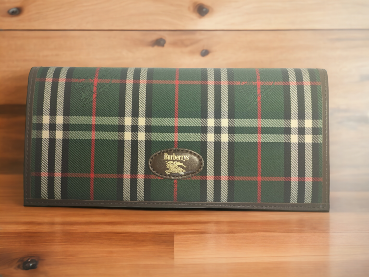 バーバリー ノバチェック柄 2つ折り 長財布 グリーン（ブランド財布・小物）の商品画像 - 査定依頼日：2025年3月20日 - 最高査定価格：100,000円