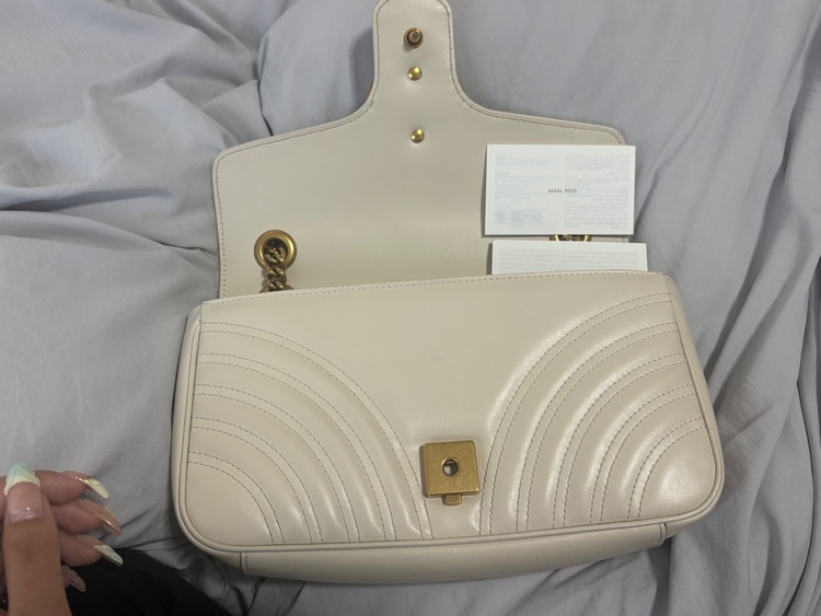 GUCCI GGマーモント キルティング スモール ショルダーバッグ ホワイト（ブランドバッグ）の商品画像 - 査定依頼日：2025年9月24日 - 最高査定価格：100,000円