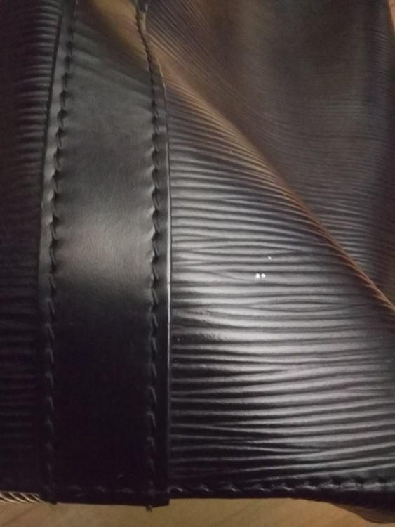 黒 バケツバック（ブランドバッグ）の商品画像 - 査定依頼日：2022年5月26日 - 最高査定価格：20,000円