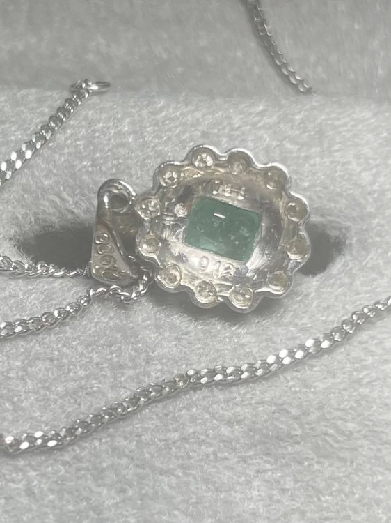 エメラルド、ダイヤモンドネックレス（宝石）の商品画像 - 査定依頼日：2023年7月18日 - 最高査定価格：30,000円