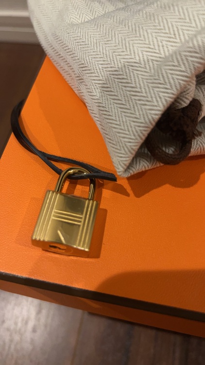 バッグ 《エールバッグ・ジップ》 31 ルトゥルネ （ブランドバッグ）の商品画像 - 査定依頼日：2025年8月10日 - 最高査定価格：370,000円