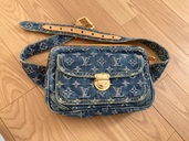 ウエスト ポーチ ボディ バッグ ブルー M95347（ブランドバッグ）の商品画像 - 査定依頼日：2026年3月25日 - 最高査定価格：280,000円