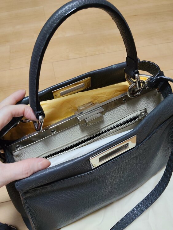 PEEKABOO REGULAR CUOIO ROMA BICOLORE（ブランドバッグ）の商品画像 - 査定依頼日：2026年10月1日 - 最高査定価格：220,000円