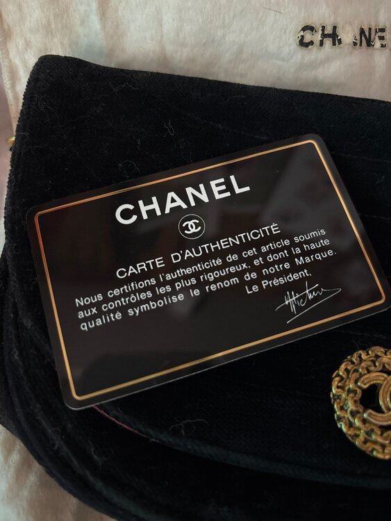 半月形のベロア製　金鎖の肩掛け（ブランド財布・小物）の商品画像 - 査定依頼日：2025年2月11日 - 最高査定価格：60,000円