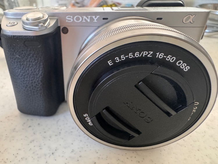 α6400ダブルズームレンズキット（カメラ）の商品画像 - 査定依頼日：2026年4月3日 - 最高査定価格：80,000円