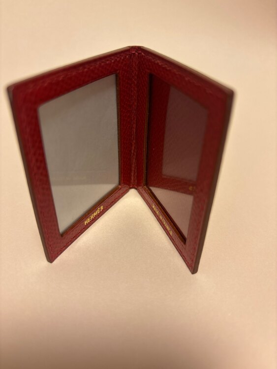 フォトフレーム赤（ブランド財布・小物）の商品画像 - 査定依頼日：2025年1月16日 - 最高査定価格：10,000円