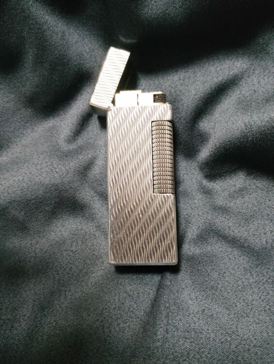 dunhillライター　シルバー（喫煙具）の商品画像 - 査定依頼日：2025年10月15日 - 最高査定価格：6,000円