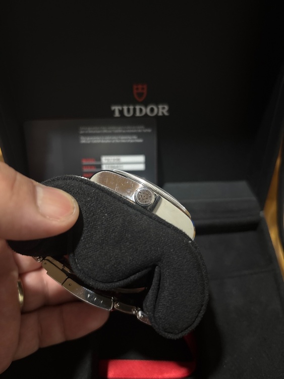 チューダー ブラックベイ 79230b（高級時計）の商品画像 - 査定依頼日：2026年1月21日 - 最高査定価格：500,000円