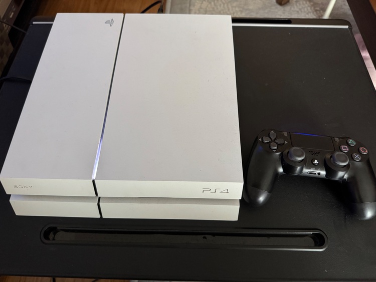 PS4(CUH-1200A)（ゲーム機本体・ゲームソフト）の商品画像 - 査定依頼日：2025年8月20日 - 最高査定価格：7,000円