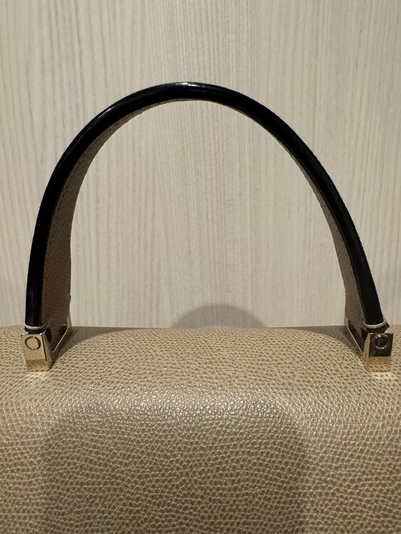 ヴァレクストラ  （ブランドバッグ）の商品画像 - 査定依頼日：2025年4月28日 - 最高査定価格：160,000円