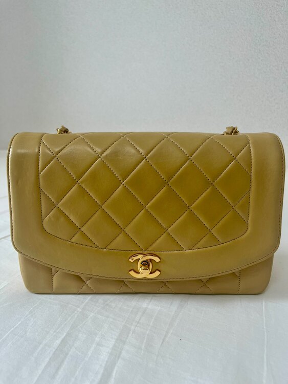 シャネル　ダイアナマトラッセ　ベージュ（ブランドバッグ）の商品画像 - 査定依頼日：2025年5月1日 - 最高査定価格：300,000円