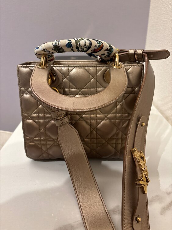 レディディオール（ブランドバッグ）の商品画像 - 査定依頼日：2025年3月5日 - 最高査定価格：300,000円