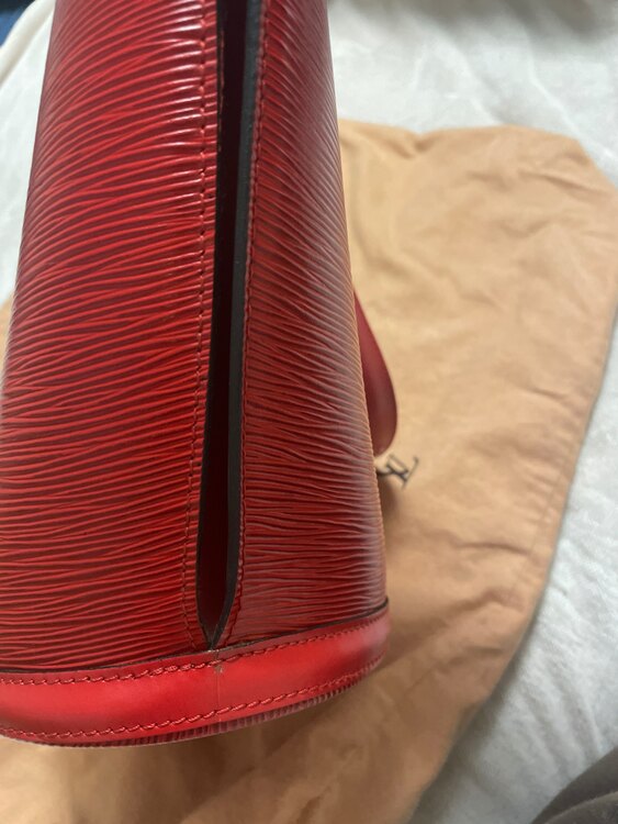 エピ　（ブランドバッグ）の商品画像 - 査定依頼日：2025年4月16日 - 最高査定価格：30,000円