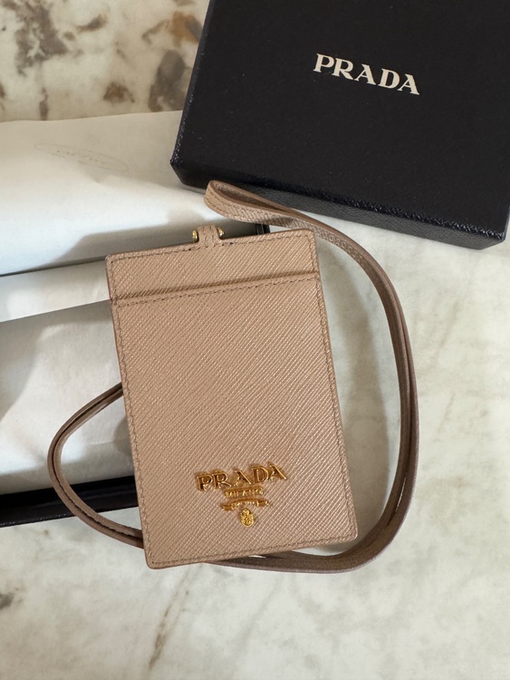 ネームカードホルダー（ブランド財布・小物）の商品画像 - 査定依頼日：2025年7月4日 - 最高査定価格：6,000円