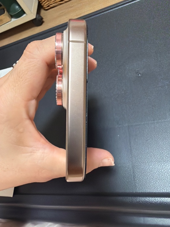 iPhone iPhone 16 Pro Max 256GB au（スマホ）の商品画像 - 査定依頼日：2026年8月4日 - 最高査定価格：143,500円