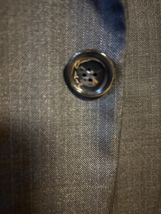 ジョルジオアルマーニ　スーツ（古着・ファッション）の商品画像 - 査定依頼日：2025年10月22日 - 最高査定価格：3,000円