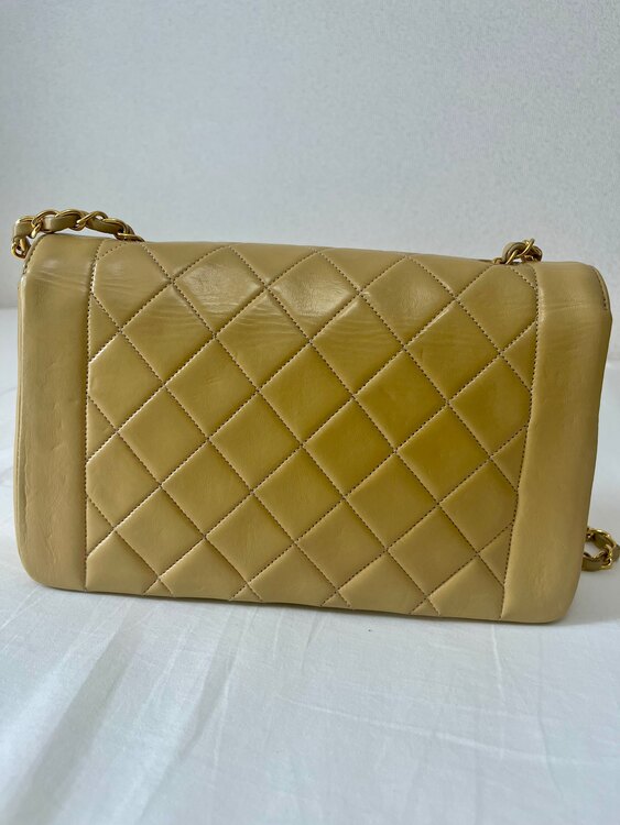 シャネル　ダイアナマトラッセ　ベージュ（ブランドバッグ）の商品画像 - 査定依頼日：2025年5月1日 - 最高査定価格：300,000円